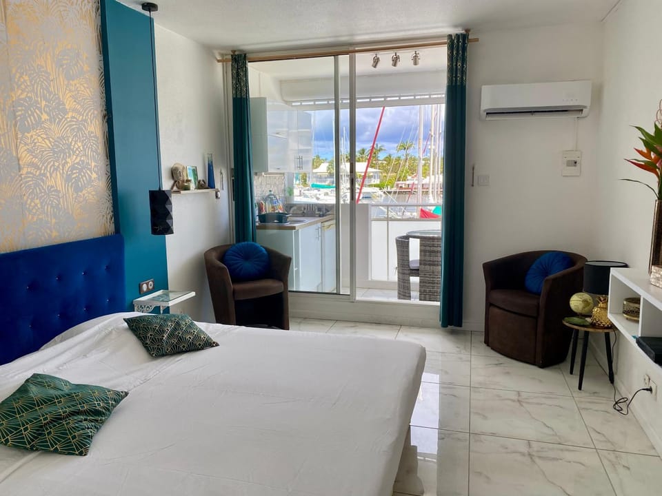 Bed, Photo of the whole room, Bedroom, air conditioner