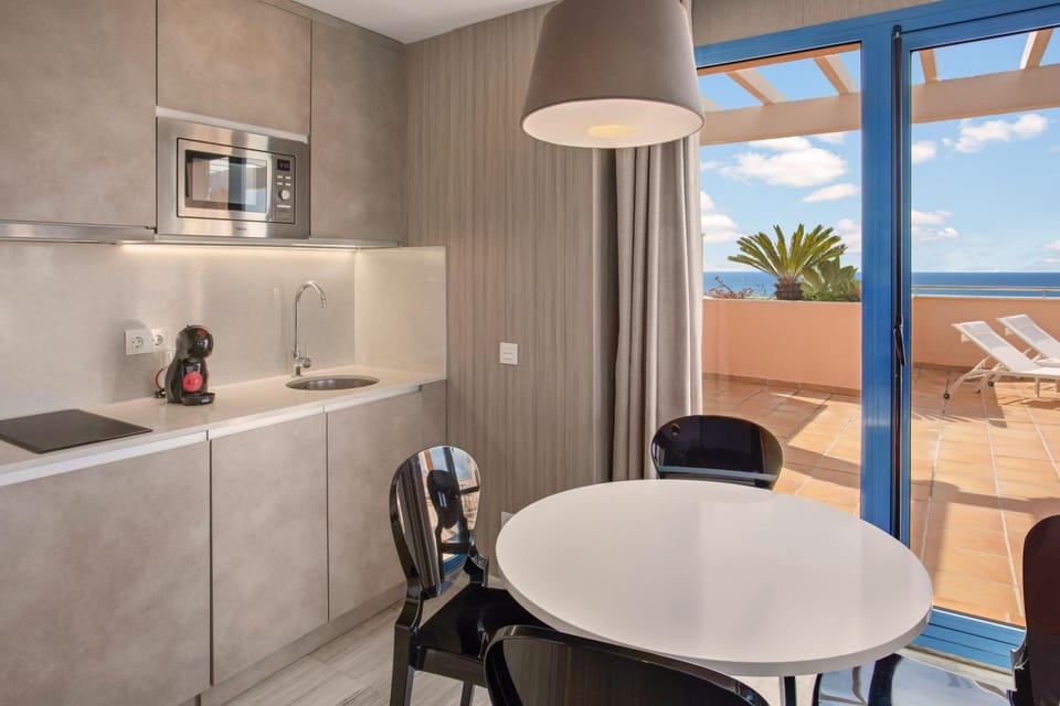 Coffee/tea facilities, View (from property/room), Balcony/Terrace, Kitchen or kitchenette, Dining area, Sea view