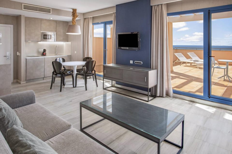 TV and multimedia, View (from property/room), Balcony/Terrace, Kitchen or kitchenette, Dining area, Sea view