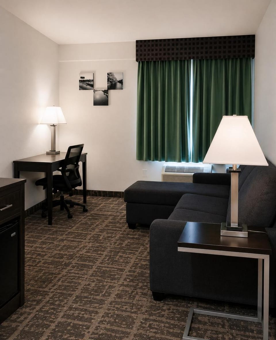 Bed, TV and multimedia, Seating area
