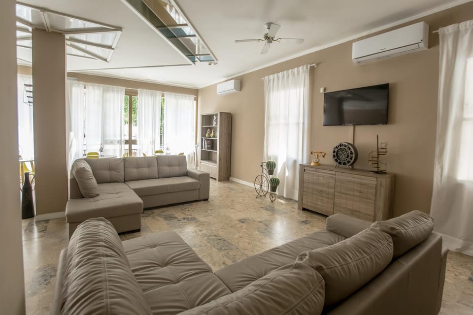 Communal lounge/ TV room, TV and multimedia, Living room, Lounge or bar, Seating area