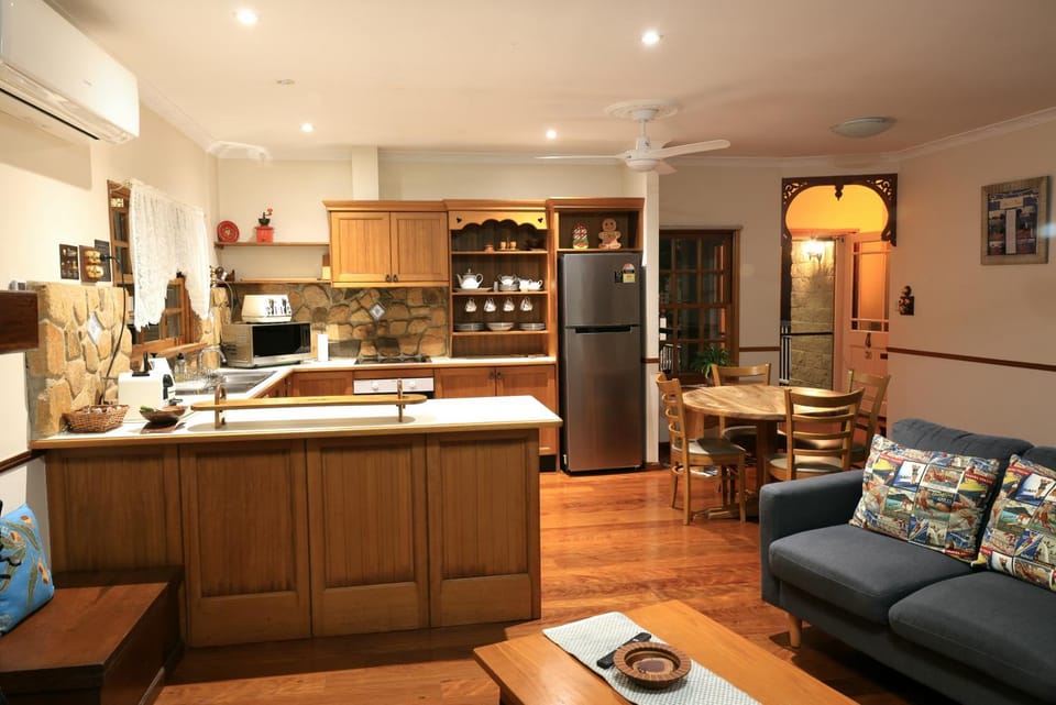 Kitchen or kitchenette, Living room, Seating area, Dining area