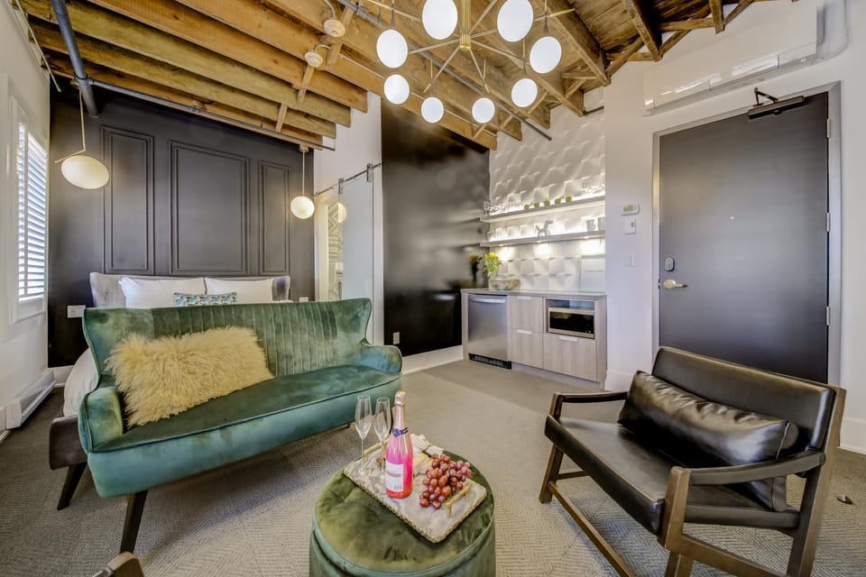 Bed, Kitchen or kitchenette, Living room, Photo of the whole room, Seating area