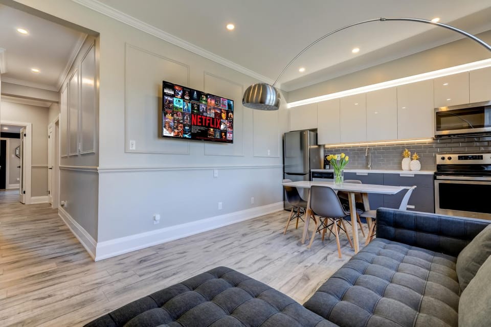 TV and multimedia, Kitchen or kitchenette, Living room, Dining area, microwave, oven, stove