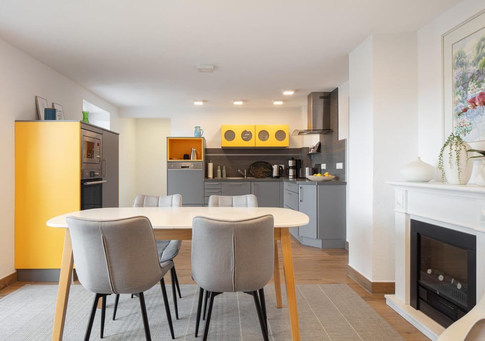 Kitchen or kitchenette, Dining area, dishwasher, stove