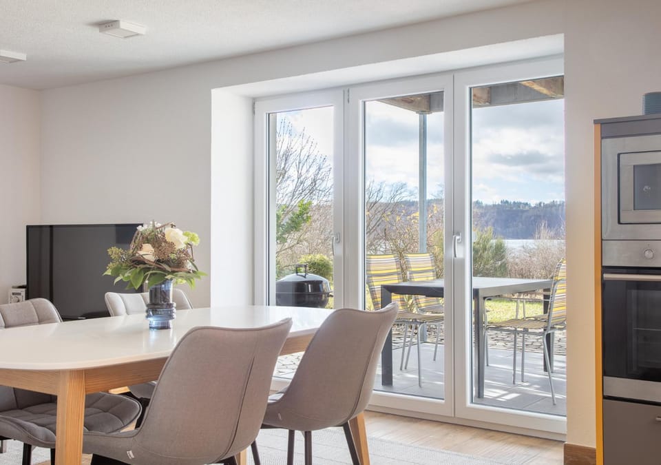 Natural landscape, TV and multimedia, View (from property/room), Balcony/Terrace, Living room, Seating area, Dining area, Evening entertainment, Lake view