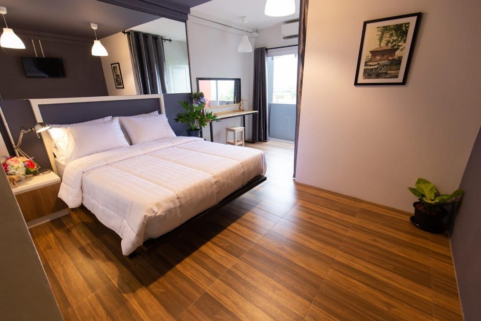Bed, Photo of the whole room, Decorative detail