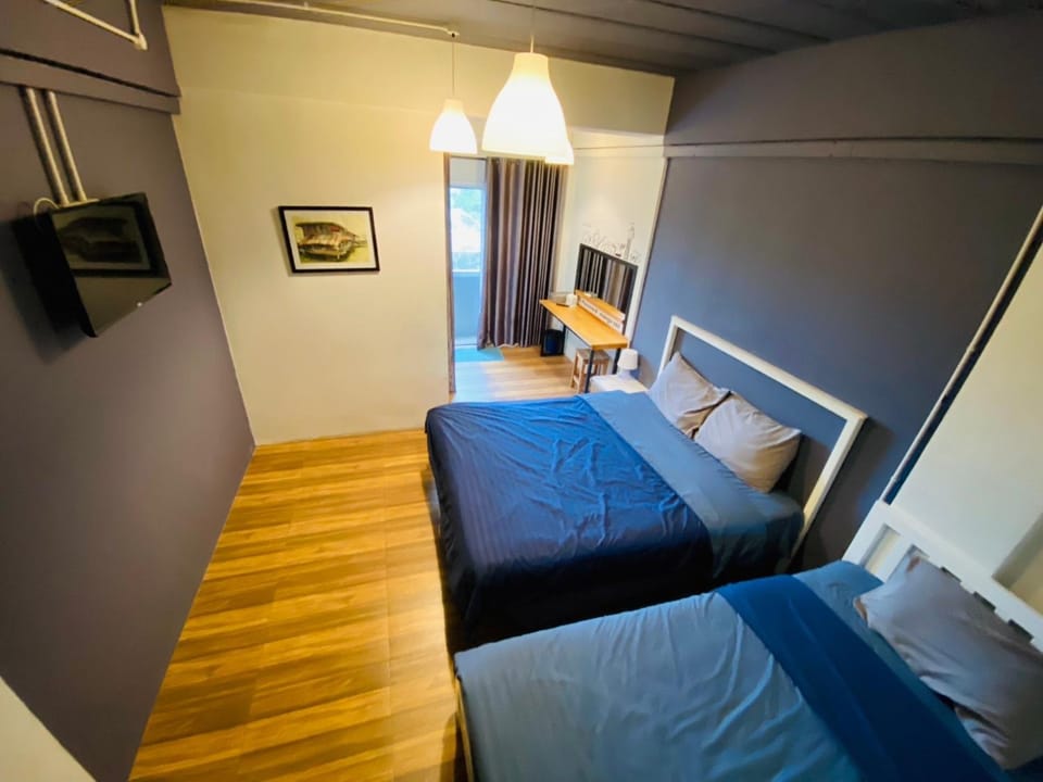 Bed, TV and multimedia, Photo of the whole room, Seating area, Bedroom