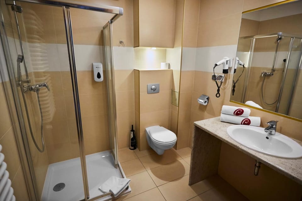 Shower, Toilet, Bathroom, towels
