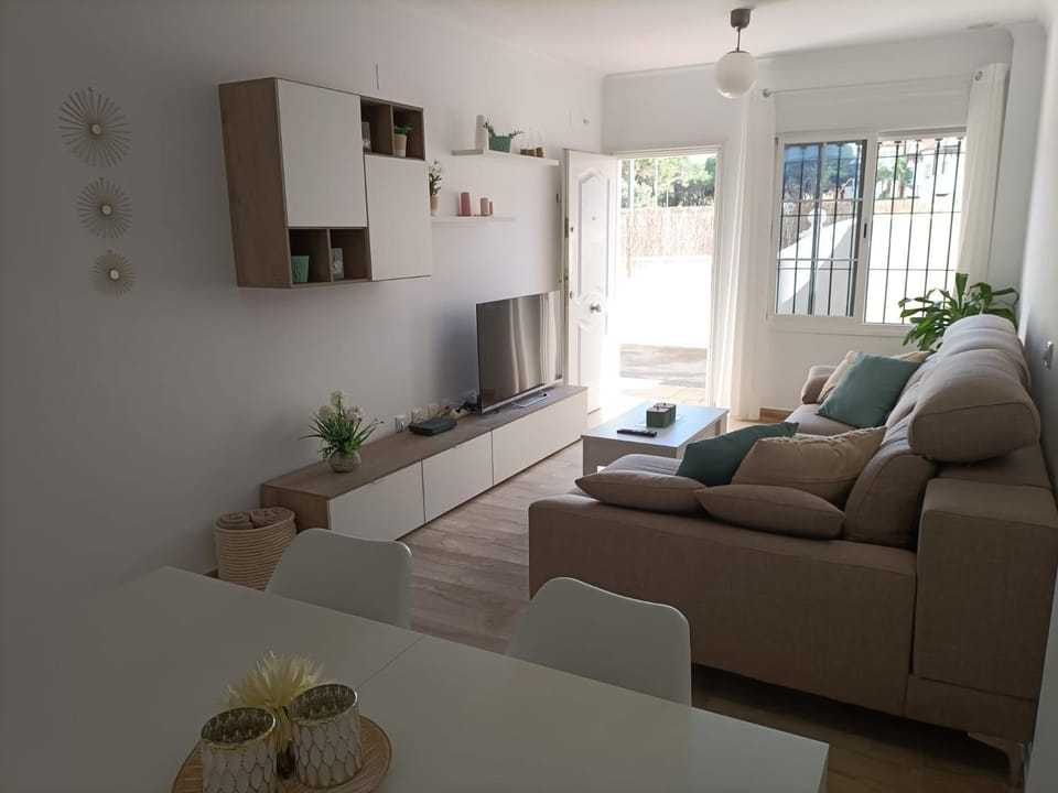 TV and multimedia, Living room, Seating area, Dining area