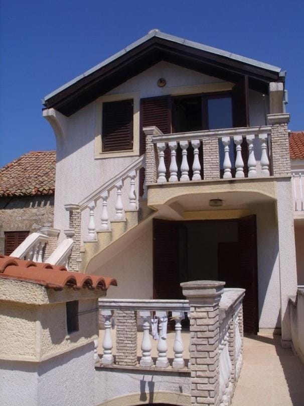 Property building, Facade/entrance, Off site