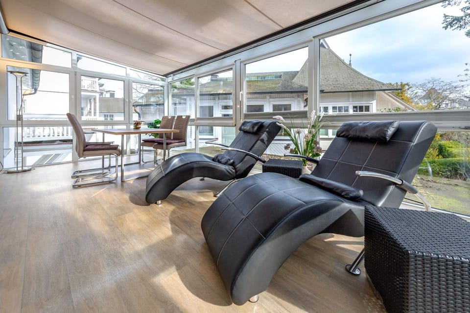 Photo of the whole room, sunbed
