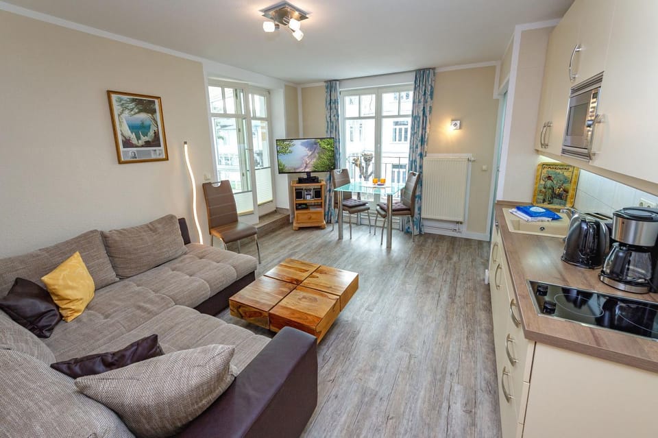 TV and multimedia, Kitchen or kitchenette, Living room, Seating area, Dining area