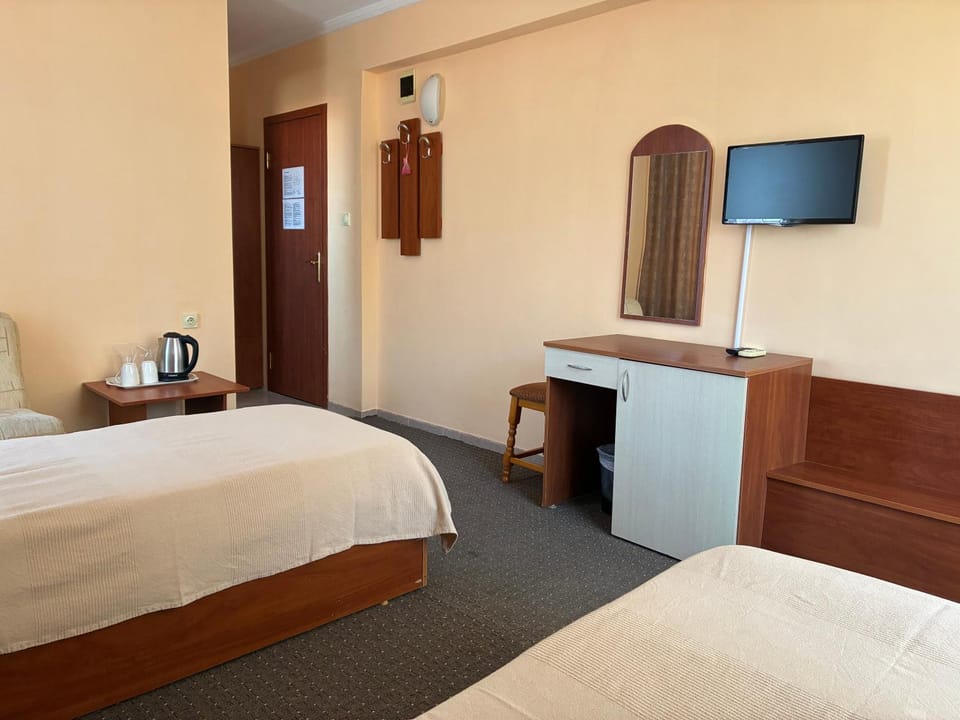 Bed, TV and multimedia, Photo of the whole room