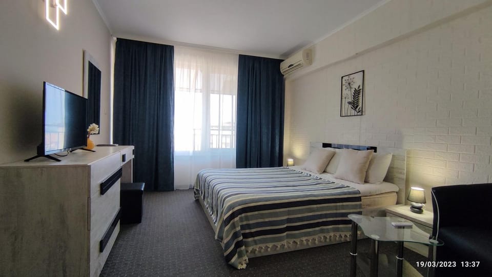 Bed, TV and multimedia, Photo of the whole room, Bedroom, Sea view, Street view