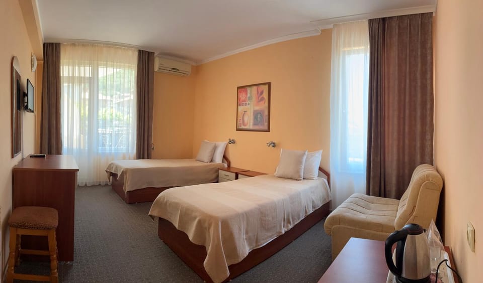 Bed, TV and multimedia, Photo of the whole room