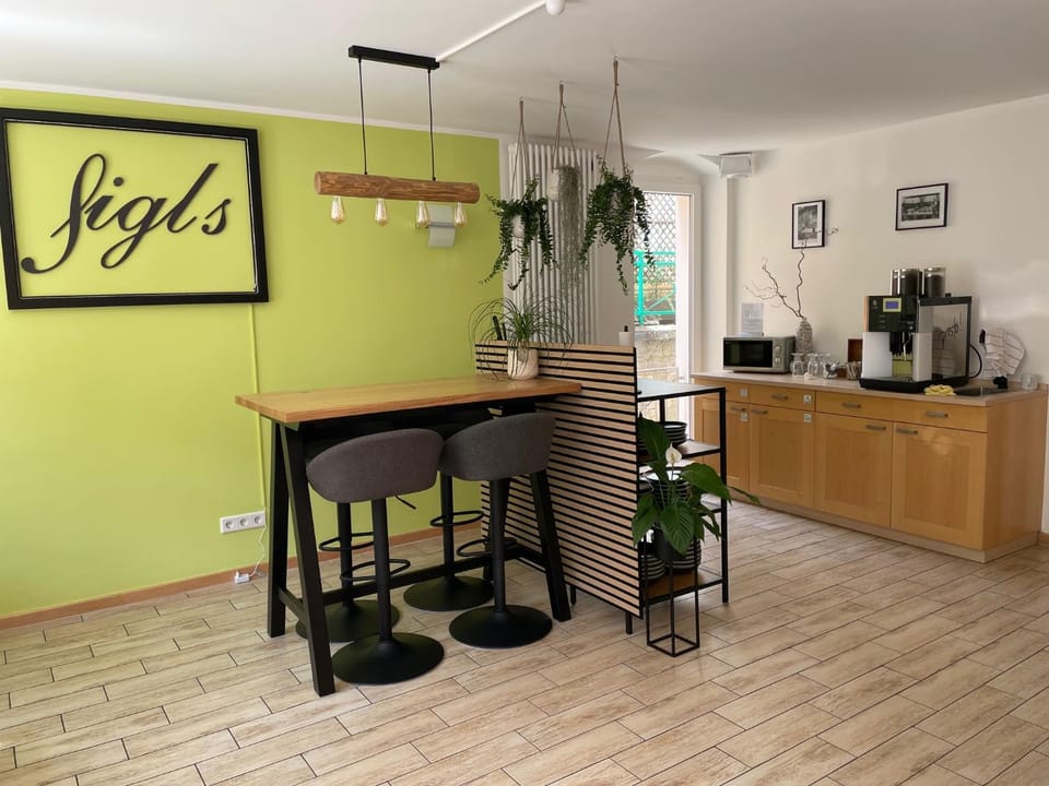 Restaurant/places to eat, Coffee/tea facilities, Kitchen or kitchenette, Lounge or bar, microwave