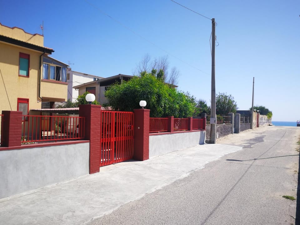Property building, Facade/entrance, Neighbourhood, Sea view, Street view
