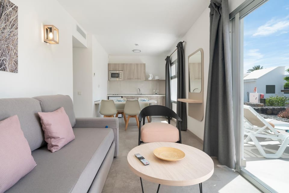 Kitchen or kitchenette, Living room
