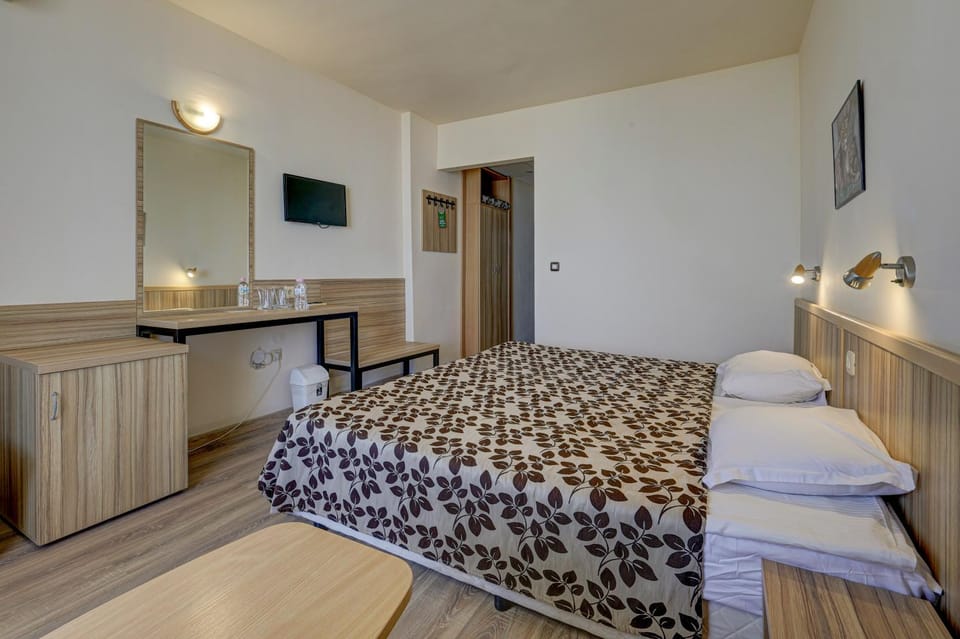 Bed, TV and multimedia, Photo of the whole room, Bedroom, towels