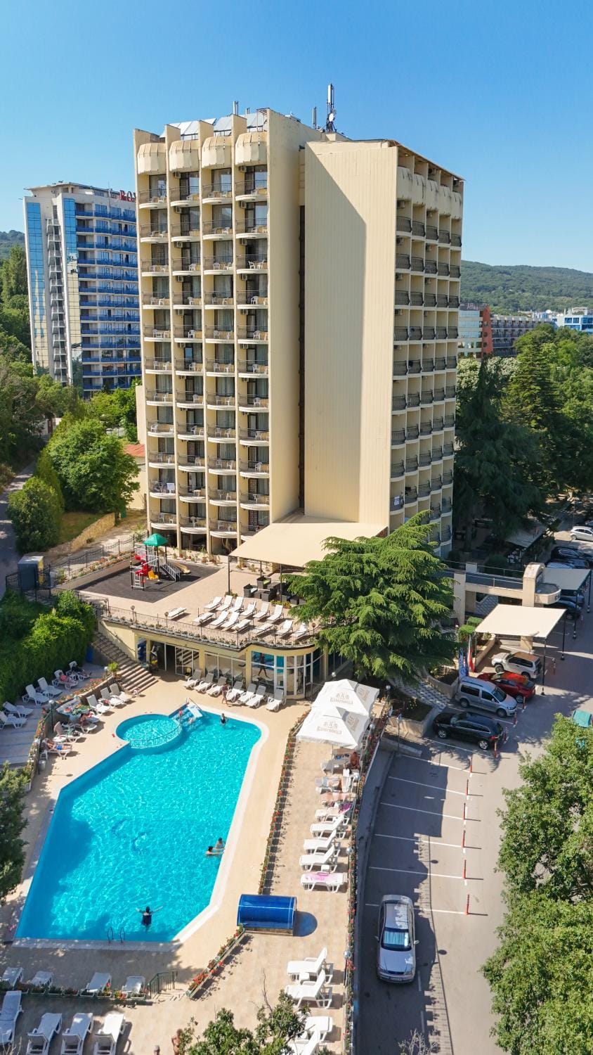 Property building, Day, Pool view, Swimming pool, Swimming pool, Location, Parking, sunbed