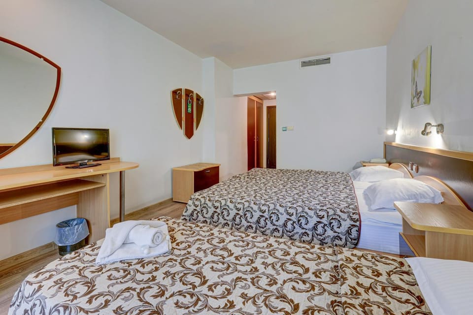 Bed, TV and multimedia, Photo of the whole room, Bedroom, towels