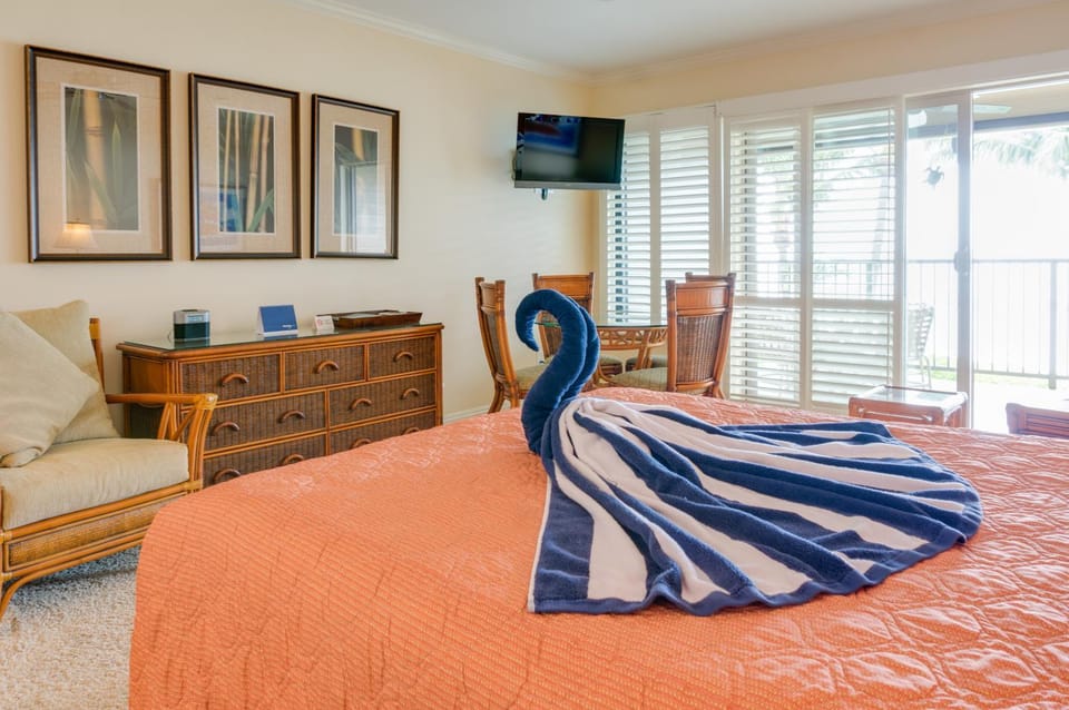Bed, Living room, Dining area