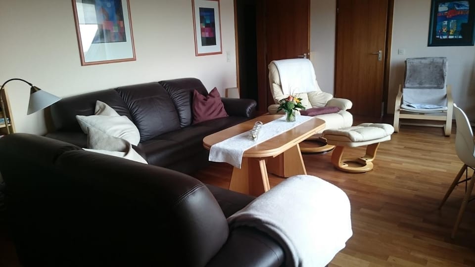 Photo of the whole room, Decorative detail, Seating area