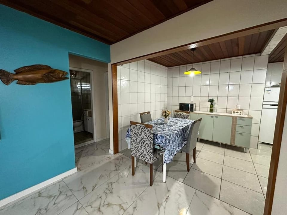 Amplo apart. com sacada, WiFi, Estacionamento, kit de praia, completo! Apartment in Florianopolis