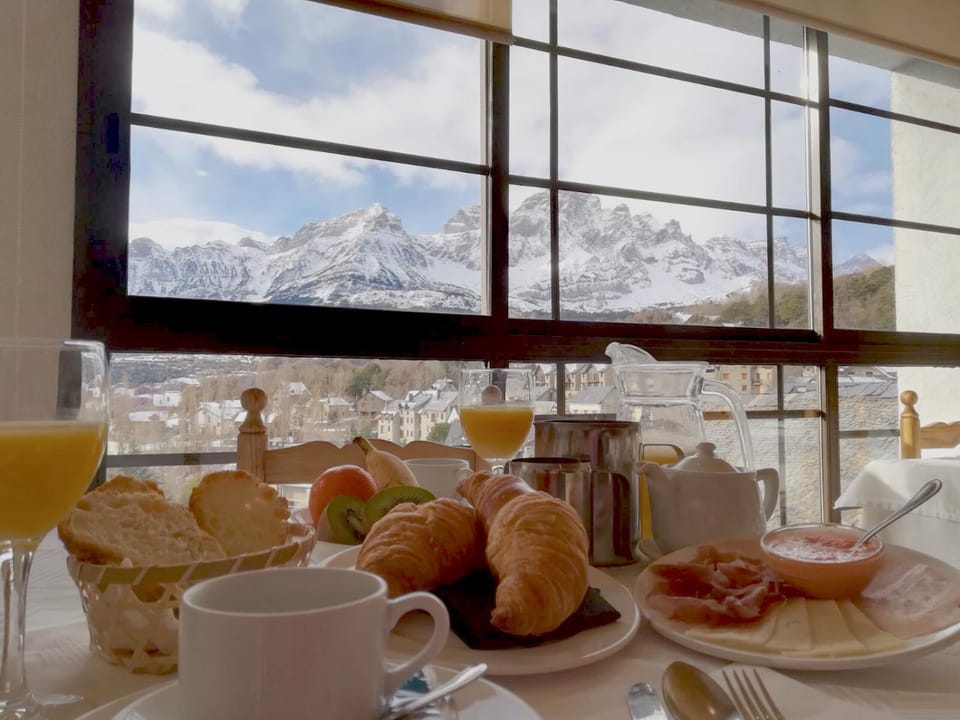 Restaurant/places to eat, Lake view, Mountain view, Continental breakfast
