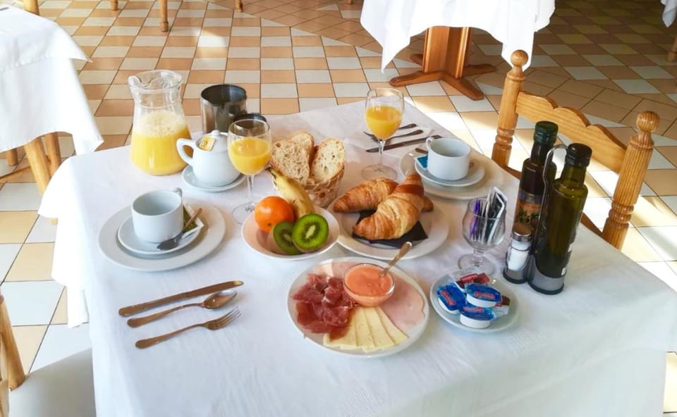 Food and drinks, Continental breakfast