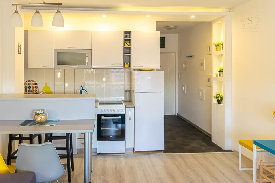 Kitchen or kitchenette, Dining area