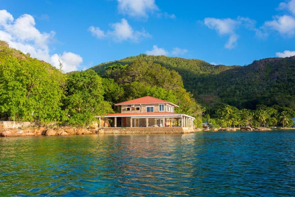 Property building, Neighbourhood, Natural landscape, Activities, Snorkeling, Sea view, Location