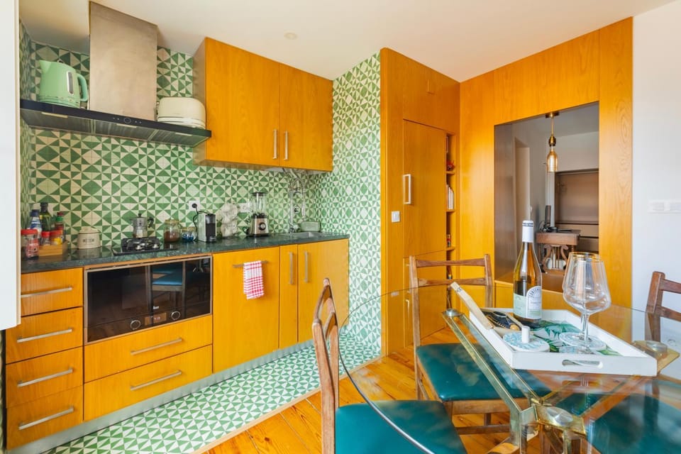 Coffee/tea facilities, Kitchen or kitchenette, microwave, oven, stove