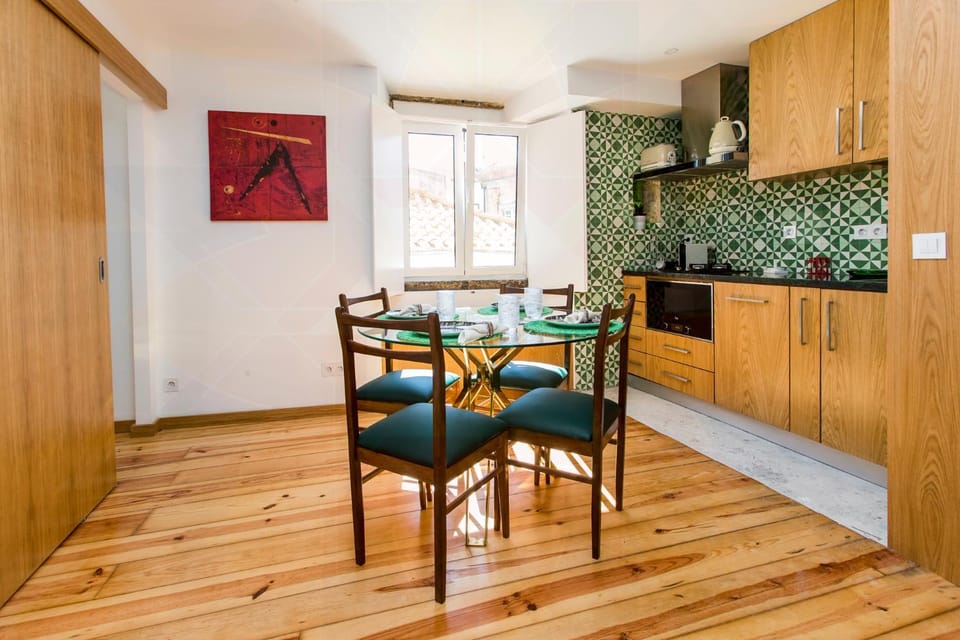 Kitchen or kitchenette, Seating area, Dining area, minibar, stove
