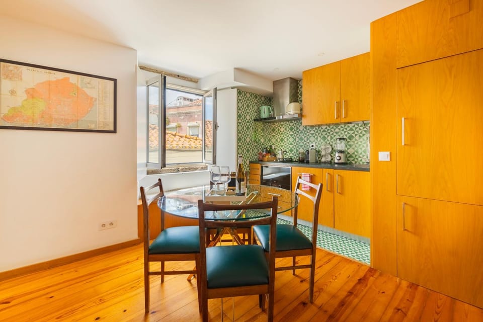 Kitchen or kitchenette, Seating area, Dining area