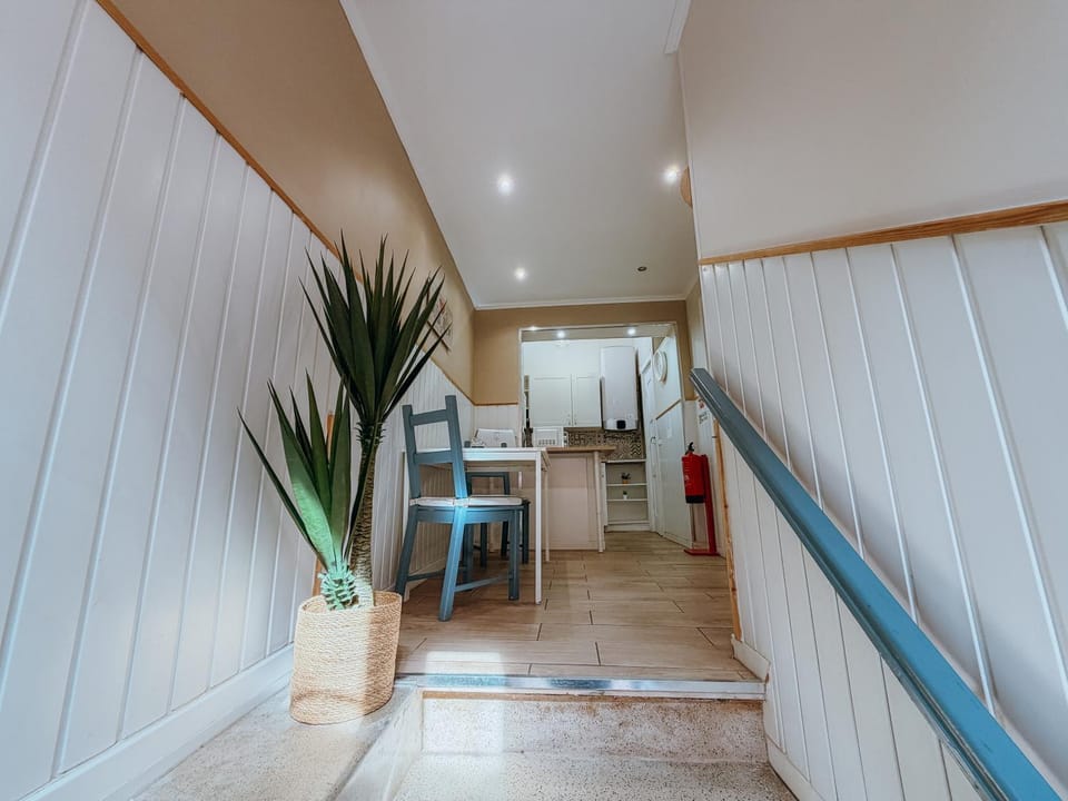 Kitchen or kitchenette, Dining area, oven