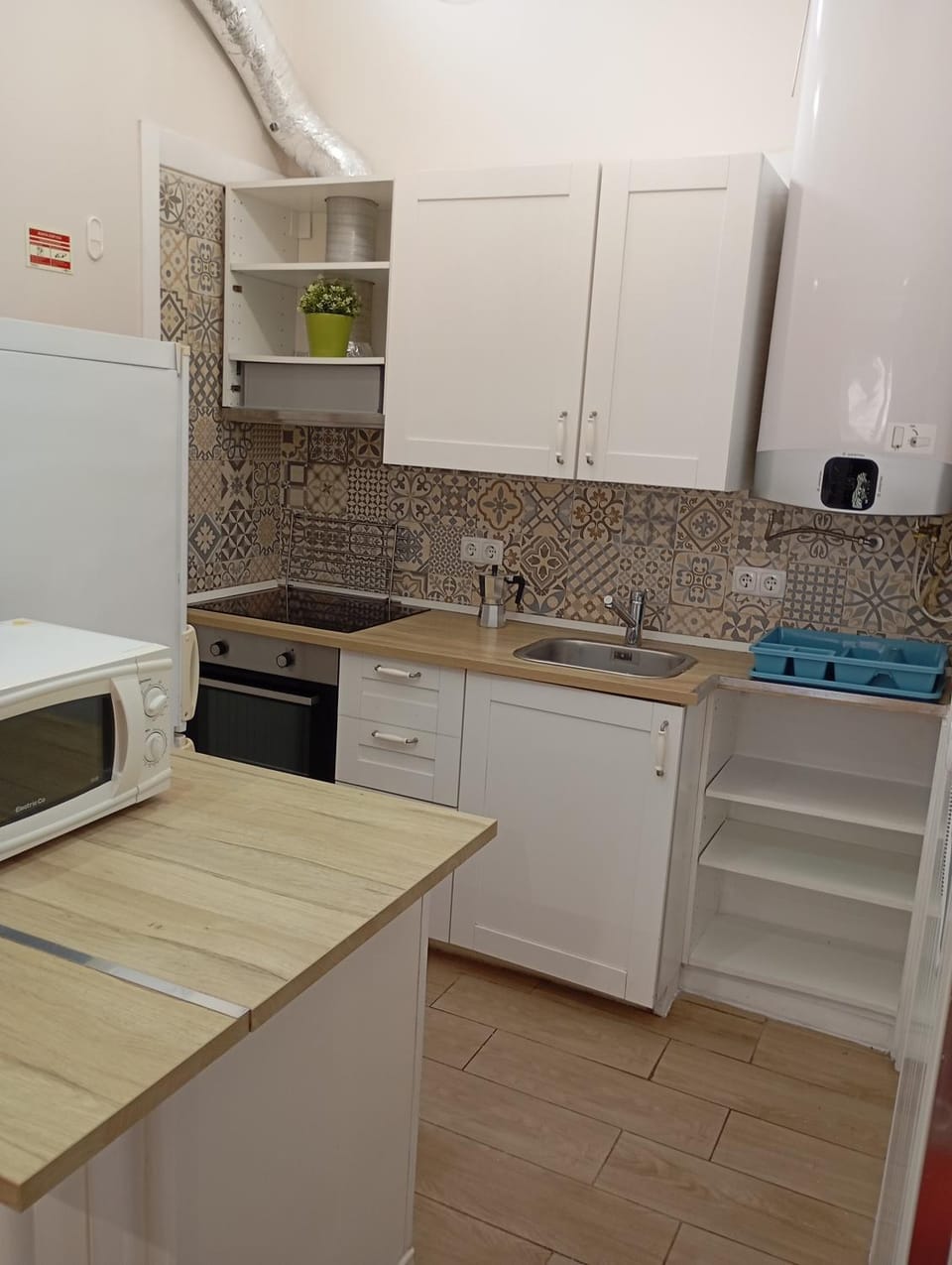 Kitchen or kitchenette, oven