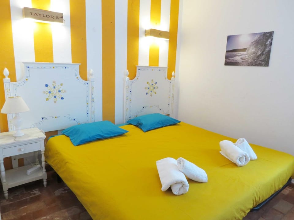 Bed, Bedroom, towels