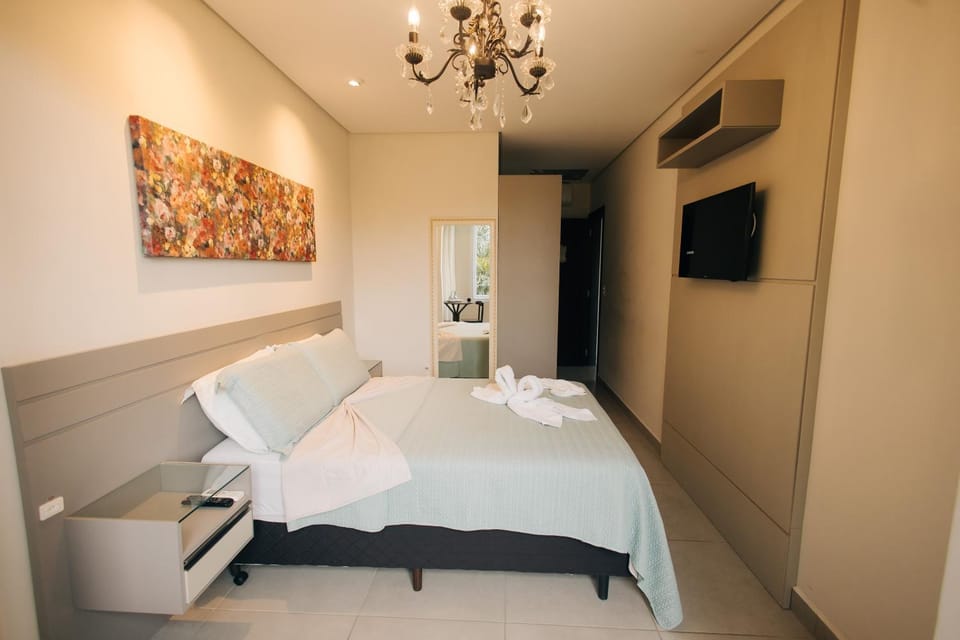 Bed, TV and multimedia, Bedroom, towels