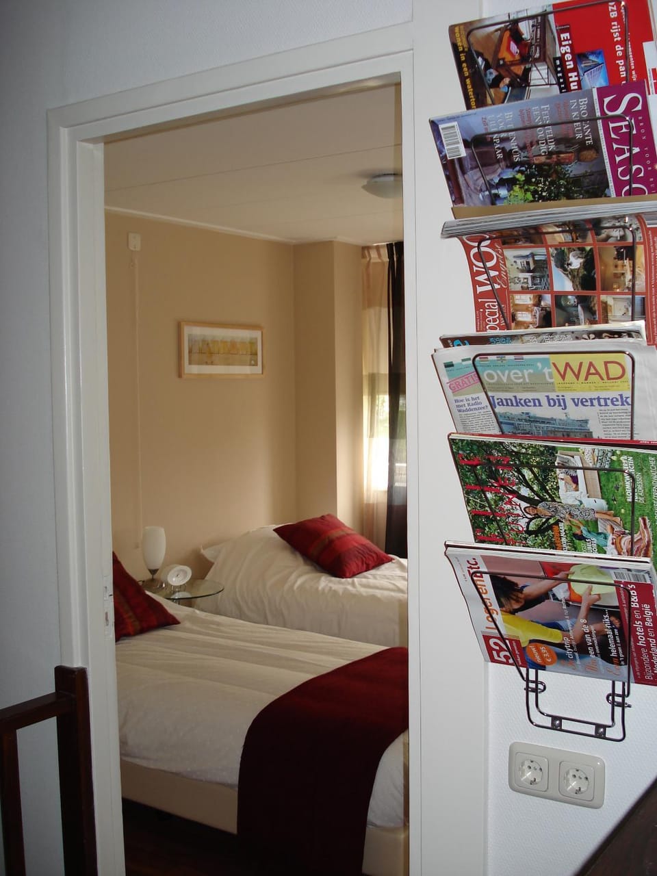 Bed, Living room, Photo of the whole room, Decorative detail, Bedroom, Garden view, Location, Family