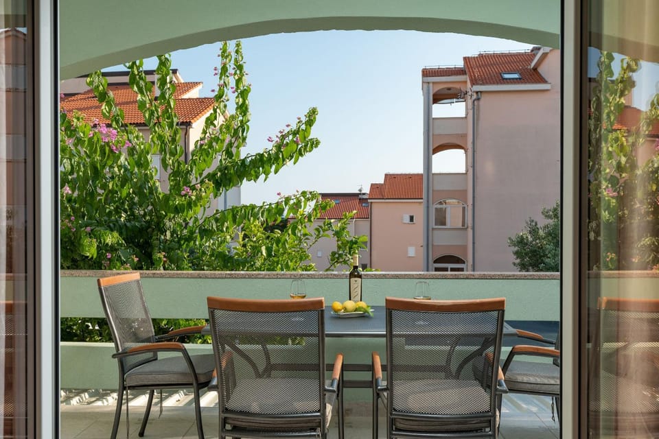 View (from property/room), Balcony/Terrace, Seating area