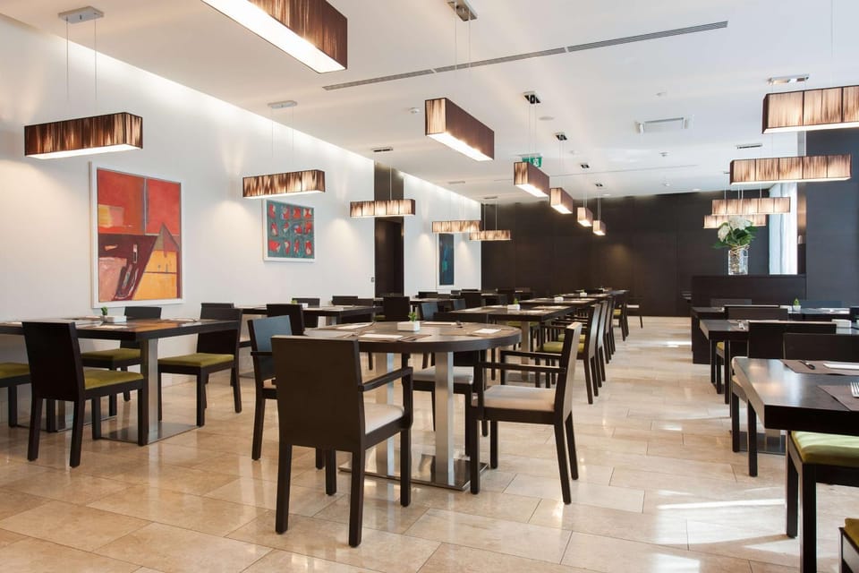 Restaurant/places to eat, Dining area, On site
