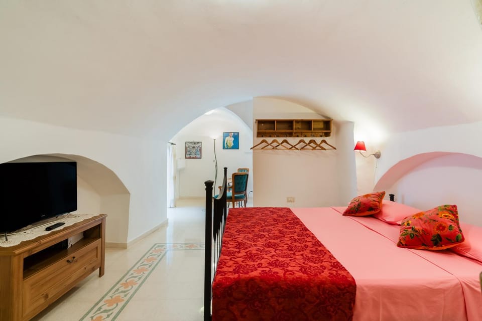 Bed, TV and multimedia, Photo of the whole room, Bedroom, furniture