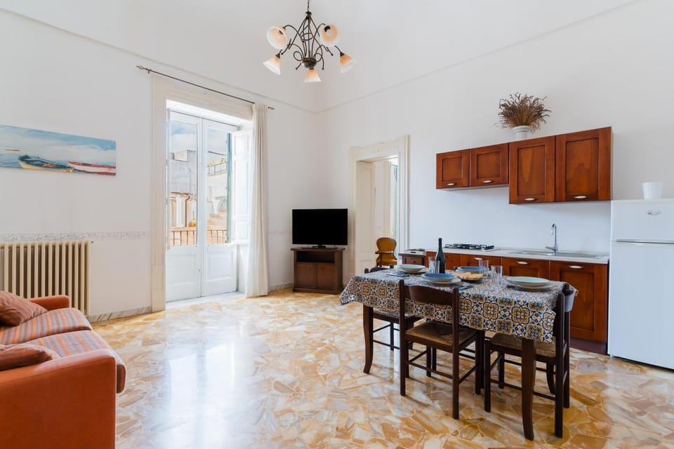 TV and multimedia, Kitchen or kitchenette, Living room, Seating area, Dining area, stove