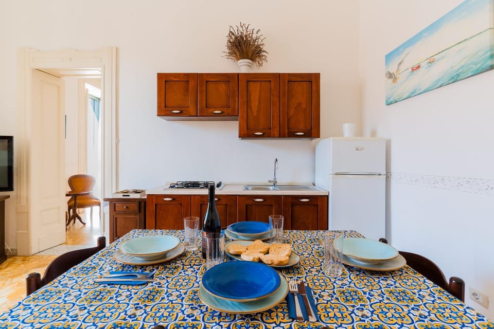Kitchen or kitchenette, Food and drinks, Dining area, Food, stove