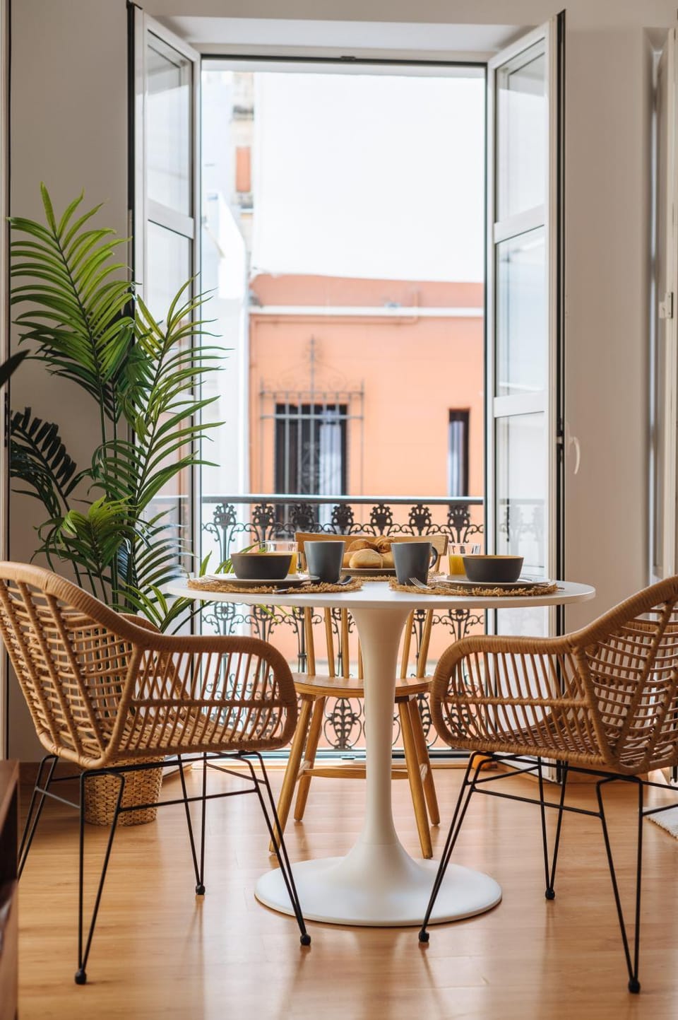 Hostly Rivero 2A Center loft-Fibre-communal terrace-Parking Optional-CLess Apartment in Seville