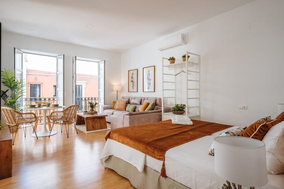 Hostly Rivero 2A Center loft-Fibre-communal terrace-Parking Optional-CLess Apartment in Seville