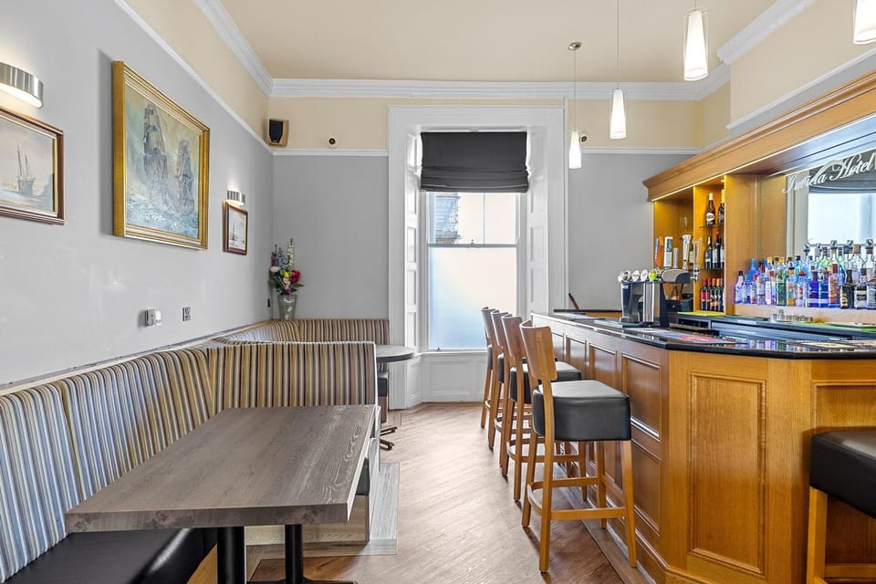 Lounge or bar, Lounge or bar, Food and drinks, Dining area, Drinks