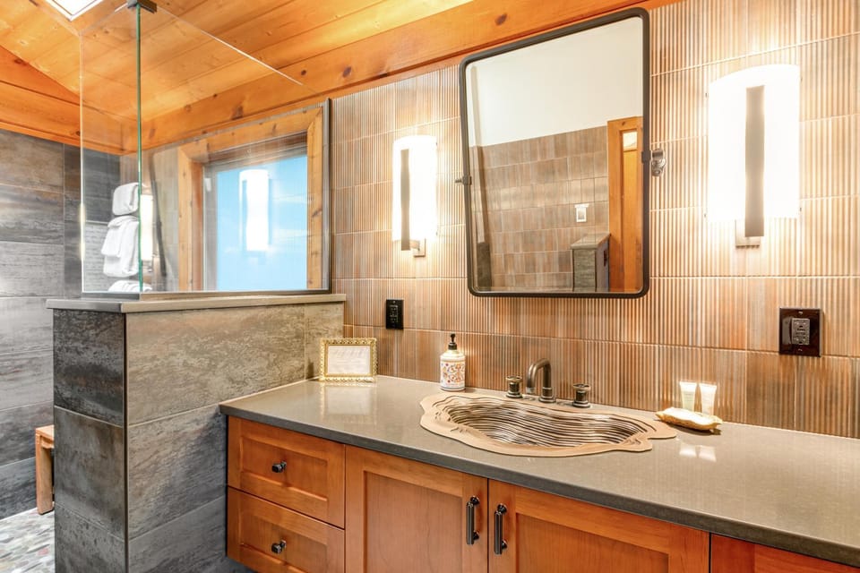 Rhodena Beach Cottages House in Whidbey Island